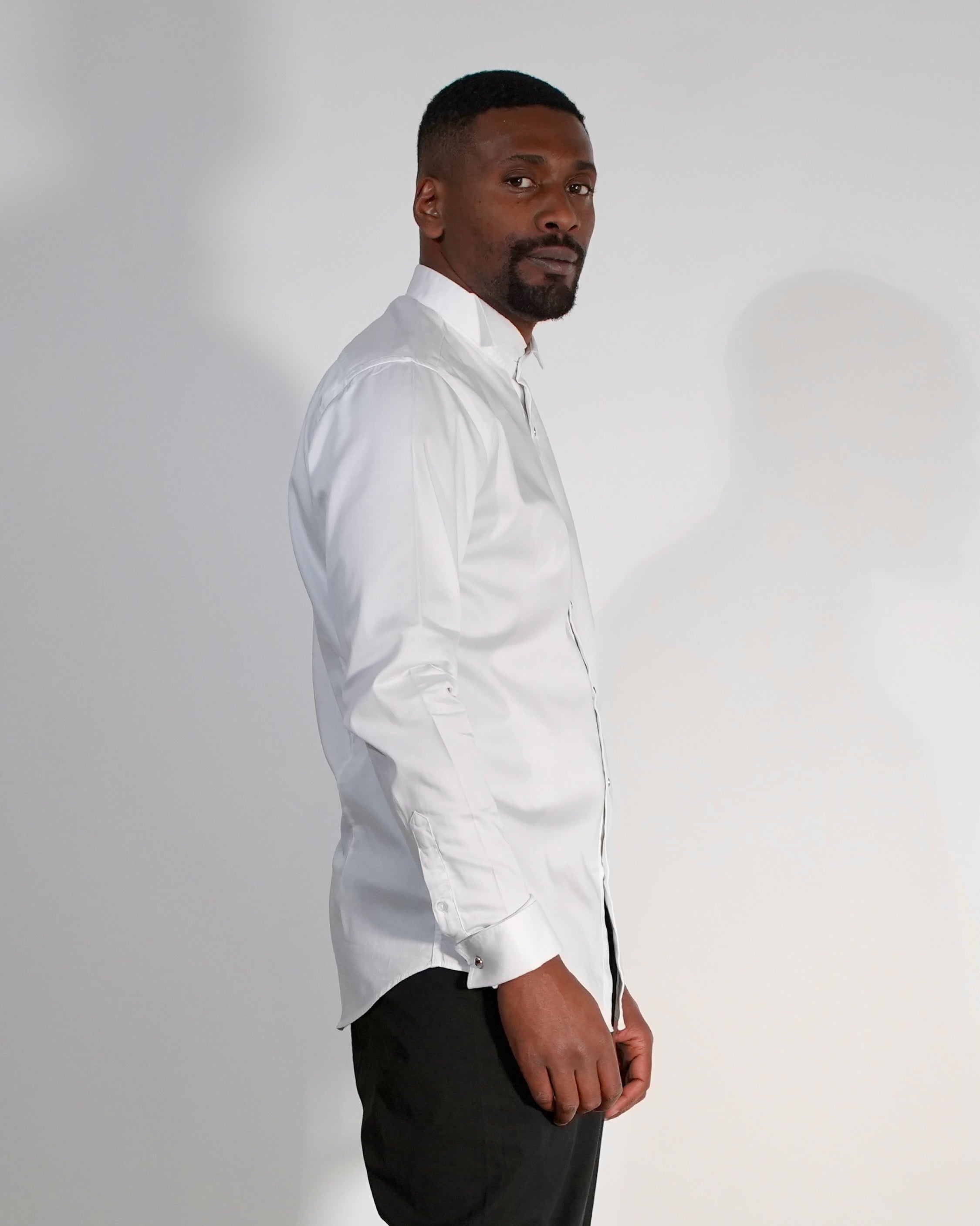 Chemise ajustée prestige - Poignets mousquetaires - Col cassé - Bouton noir-100% coton