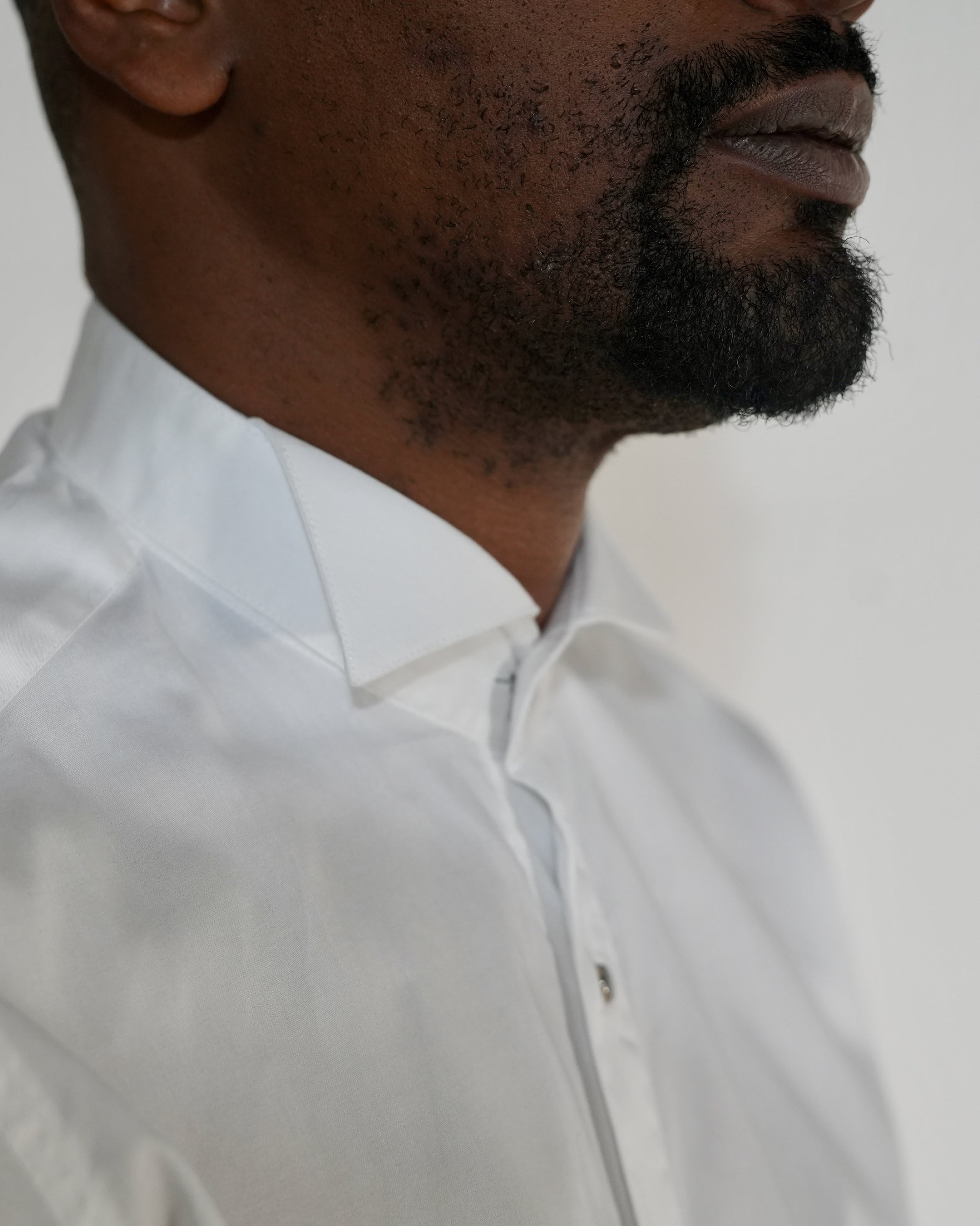 Chemise ajustée prestige - Poignets mousquetaires - Col cassé - Bouton noir-100% coton