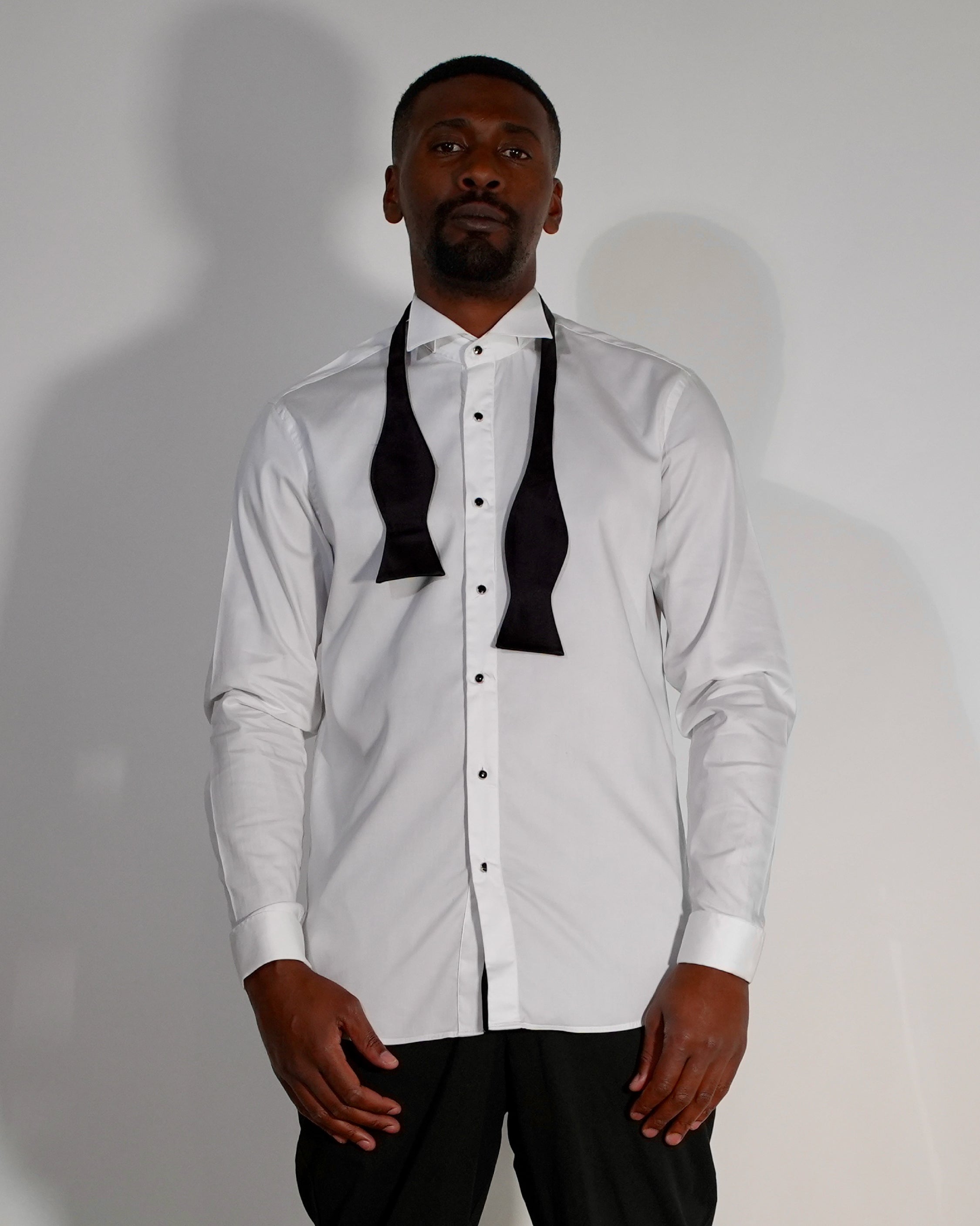 Chemise ajustée prestige - Poignets mousquetaires - Col cassé - Bouton noir-100% coton