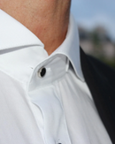 Chemise ajustée cérémonie col cassé boutons noirs 100% coton noble