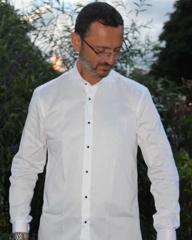 Chemise ajustée cérémonie col cassé boutons noirs 100% coton noble