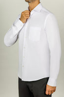 Vêtement pour homme chemise blanche pour homme ajusté poche col italien homme se tenant de profil